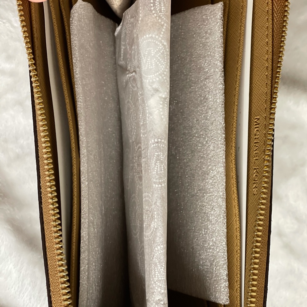Authentic MK wallet - Picture 6 of 6